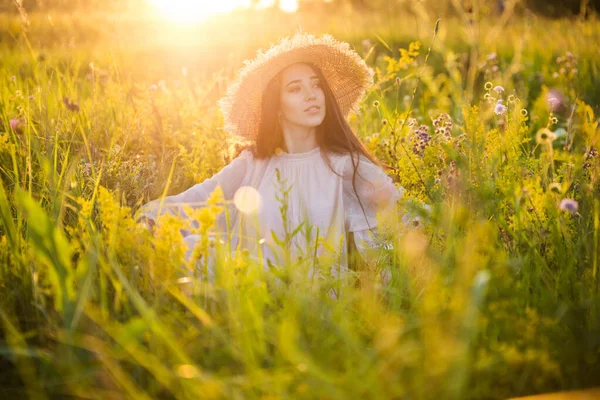 Jovem Bela Garota Europeia Pôr Sol Campo Chapéu — Fotografia de Stock