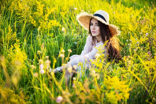 Genç Güzel Avrupalı Kız Batan Güneşte Tarlada Şapkalı — Stok fotoğraf
