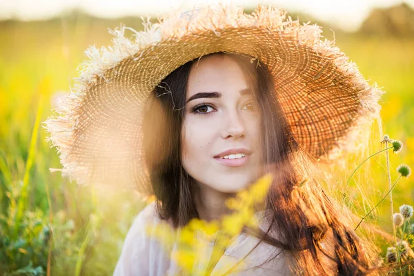 Young Beautiful European Girl Setting Sun Field Hat — стоковое фото