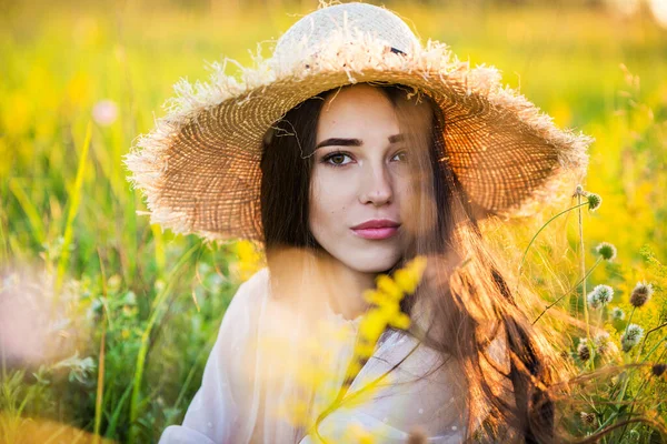 Mladá Krásná Evropská Dívka Zapadajícím Slunci Poli Klobouku — Stock fotografie