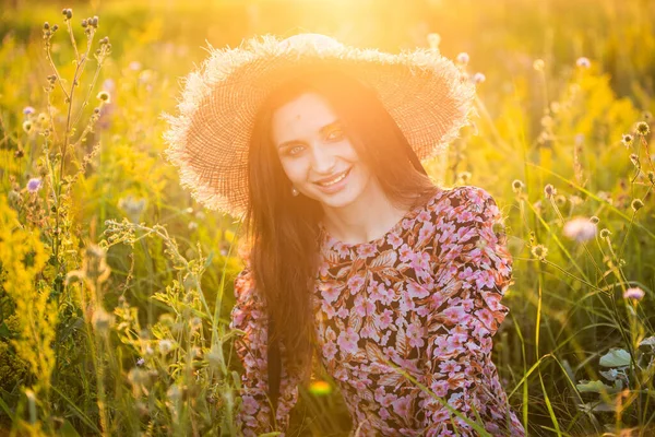 Mladá Krásná Evropská Dívka Zapadajícím Slunci Poli Klobouku — Stock fotografie