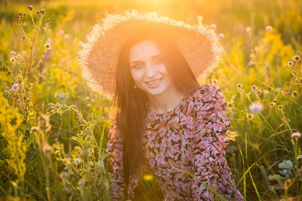 Mladá Krásná Evropská Dívka Zapadajícím Slunci Poli Klobouku — Stock fotografie