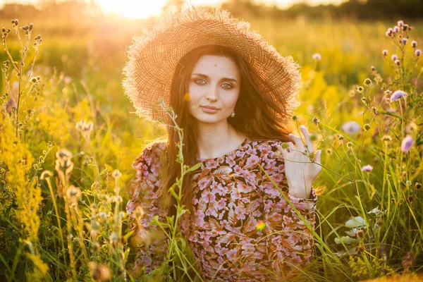 Mladá Krásná Evropská Dívka Zapadajícím Slunci Poli Klobouku — Stock fotografie