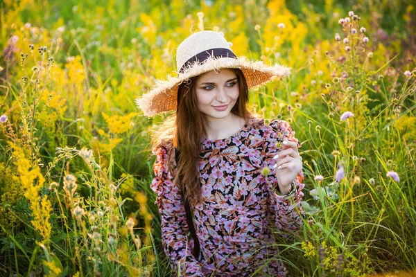 Mladá Krásná Evropská Dívka Zapadajícím Slunci Poli Klobouku — Stock fotografie