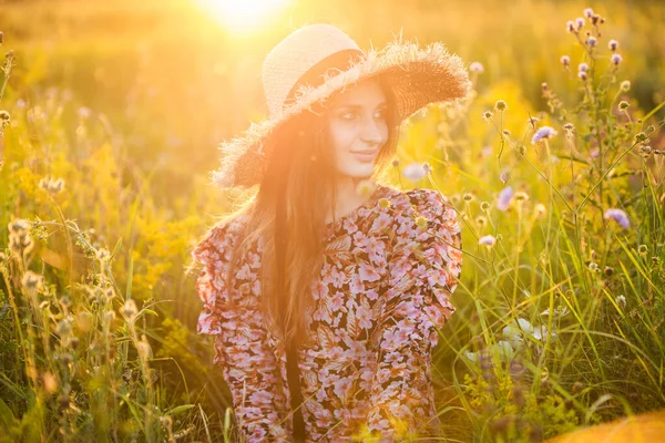 Joven Hermosa Europea Chica Sol Poniente Campo Sombrero — Foto de Stock