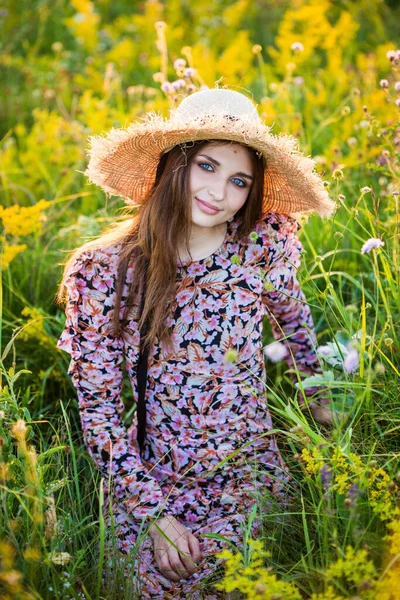 Young Beautiful European Girl Setting Sun Field Hat — Stock Photo, Image