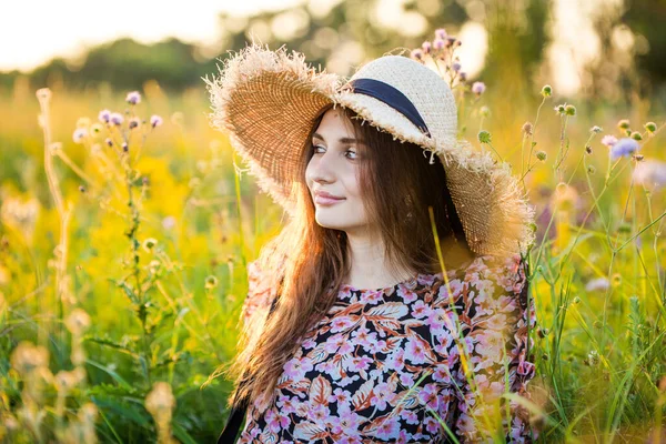 Mladá Krásná Evropská Dívka Zapadajícím Slunci Poli Klobouku — Stock fotografie