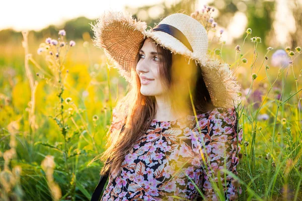 Mladá Krásná Evropská Dívka Zapadajícím Slunci Poli Klobouku — Stock fotografie