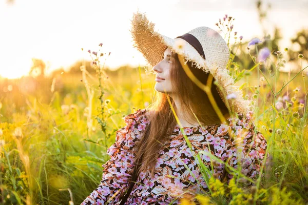 Junges Schönes Europäisches Mädchen Der Untergehenden Sonne Auf Dem Feld — Stockfoto