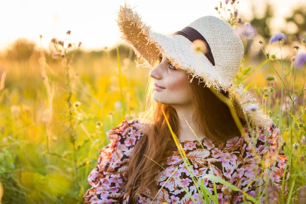 年轻美丽的欧洲姑娘 在夕阳西下 在田野里 戴着帽子 — 图库照片