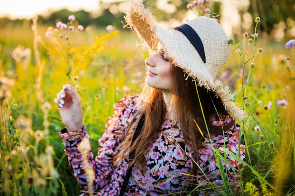 Joven Hermosa Europea Chica Sol Poniente Campo Sombrero — Foto de Stock