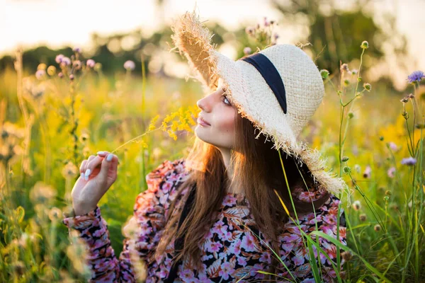 Jeune Belle Fille Européenne Soleil Couchant Sur Terrain Chapeau — Photo