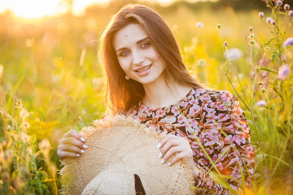 Junges Schönes Europäisches Mädchen Der Untergehenden Sonne Auf Dem Feld — Stockfoto