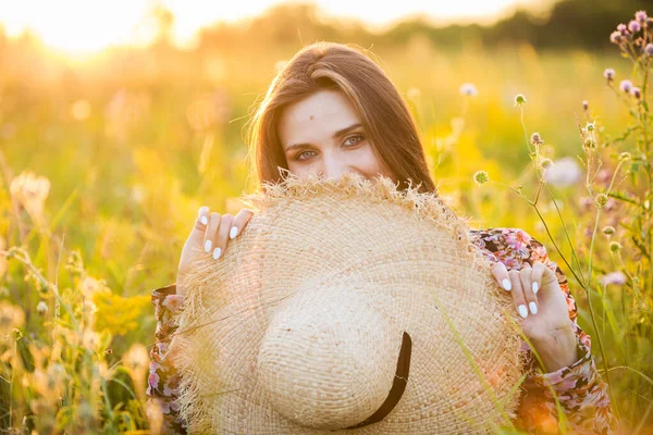 Junges Schönes Europäisches Mädchen Der Untergehenden Sonne Auf Dem Feld — Stockfoto