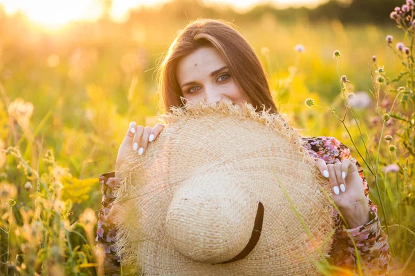Junges Schönes Europäisches Mädchen Der Untergehenden Sonne Auf Dem Feld — Stockfoto