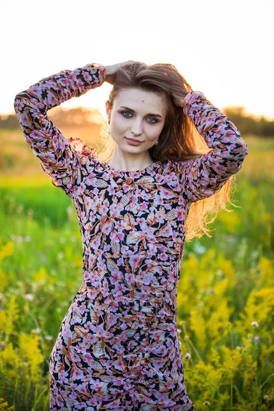 Portrait Une Belle Jeune Fille Robe Colorée Extérieur Sur Terrain — Photo