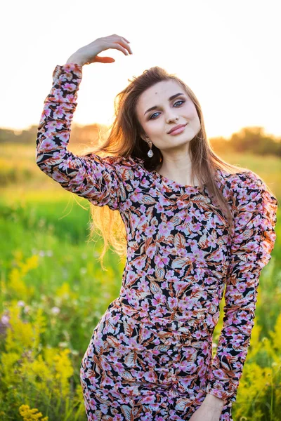 Retrato Uma Bela Menina Vestido Colorido Livre Campo — Fotografia de Stock