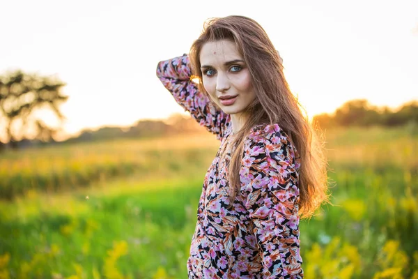 Портрет Красивой Молодой Девушки Цветном Платье Открытом Воздухе Поле — стоковое фото