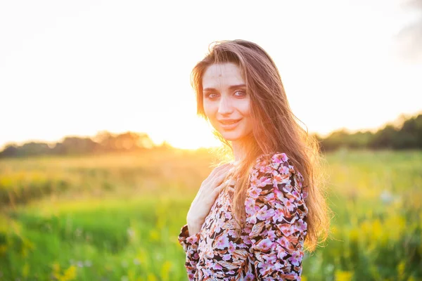 Portrét Krásné Mladé Dívky Barevných Šatech Venku Terénu — Stock fotografie