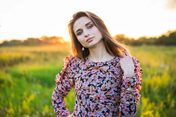 Retrato Una Hermosa Joven Vestido Color Aire Libre Campo — Foto de Stock