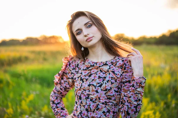 一个穿着彩色衣服的年轻漂亮姑娘的画像 在户外的田野里 — 图库照片