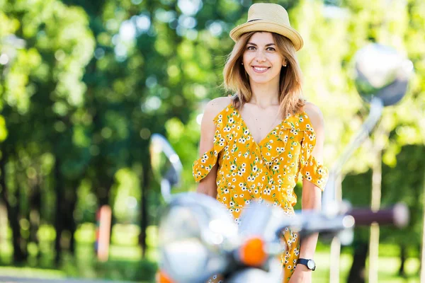 Schöne Europäische Mädchen Einem Gelben Kleid Mit Einem Retro Roller — Stockfoto