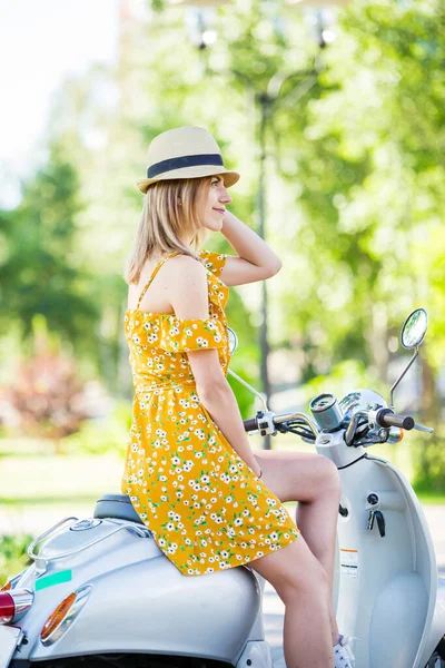 Beautiful European Girl Yellow Dress Retro Scooter Morning Park — Stock Photo, Image