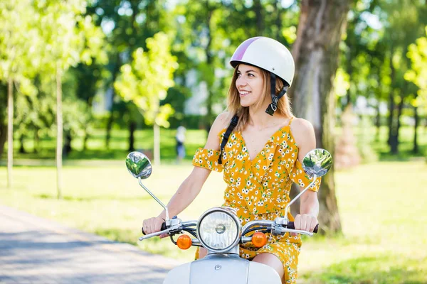 Bela Menina Europeia Vestido Amarelo Com Uma Scooter Retro Parque — Fotografia de Stock