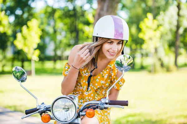 Hermosa Chica Europea Vestido Amarillo Con Scooter Retro Parque Mañana — Foto de Stock