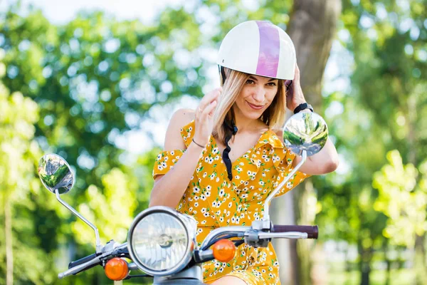 Красивая Европейская Девушка Желтом Платье Ретро Скутером Утреннем Парке — стоковое фото