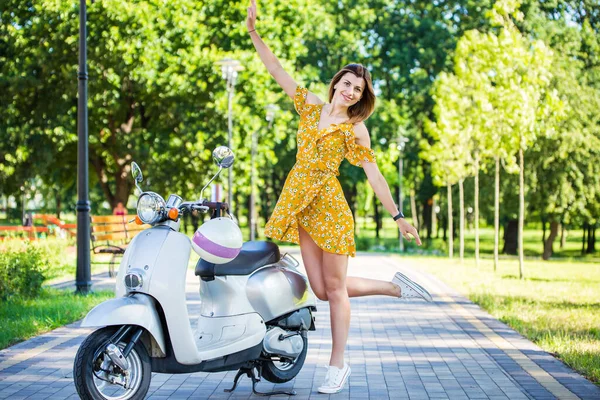 Bela Menina Europeia Vestido Amarelo Com Uma Scooter Retro Parque — Fotografia de Stock