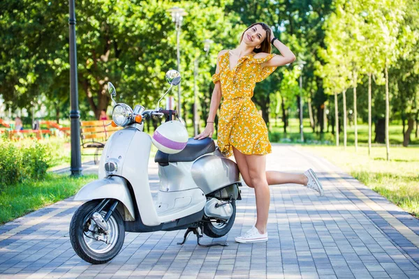 Hermosa Chica Europea Vestido Amarillo Con Scooter Retro Parque Mañana — Foto de Stock