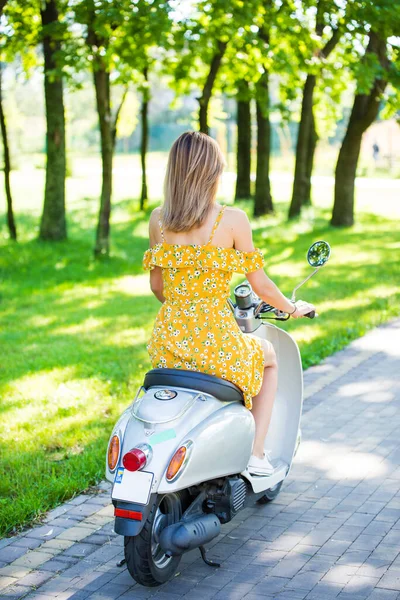 Bela Menina Europeia Vestido Amarelo Com Uma Scooter Retro Parque — Fotografia de Stock