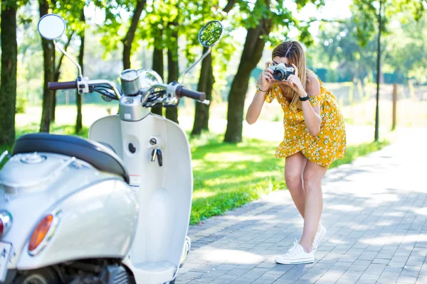 Bela Menina Europeia Vestido Amarelo Com Uma Scooter Retro Parque — Fotografia de Stock