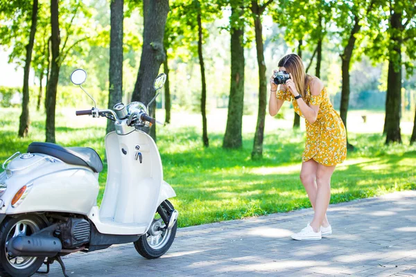 Bela Menina Europeia Vestido Amarelo Com Uma Scooter Retro Parque — Fotografia de Stock