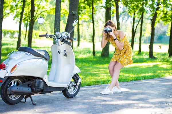 Bela Menina Europeia Vestido Amarelo Com Uma Scooter Retro Parque — Fotografia de Stock