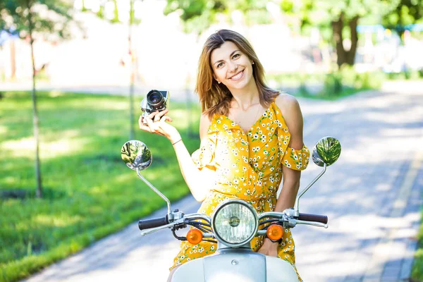 Bela Menina Europeia Vestido Amarelo Com Uma Scooter Retro Parque — Fotografia de Stock