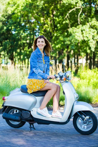 Menina Bonita Desportiva Uma Jaqueta Ganga Uma Scooter Motor Retro — Fotografia de Stock