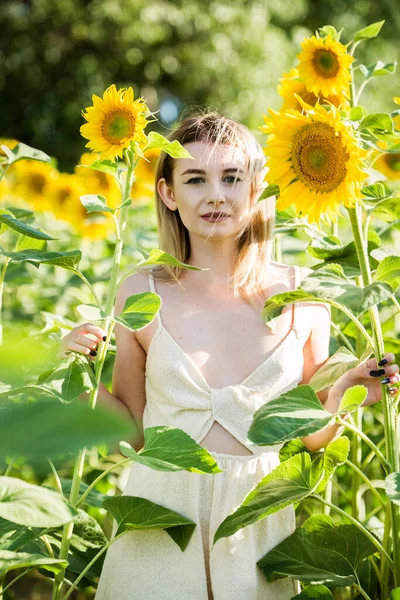 Krásná Evropská Dívka Bílých Šatech Přírodě Slunečnicemi — Stock fotografie