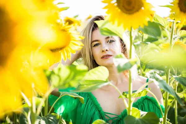 Vacker Europeisk Flicka Grön Klänning Naturen Med Solrosor — Stockfoto