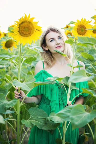 Belle Fille Européenne Dans Une Robe Verte Sur Nature Avec — Photo