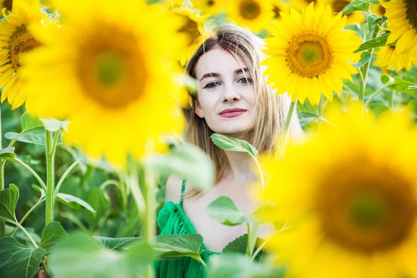 Belle Fille Européenne Dans Une Robe Verte Sur Nature Avec — Photo