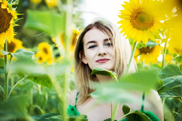 Belle Fille Européenne Dans Une Robe Verte Sur Nature Avec — Photo