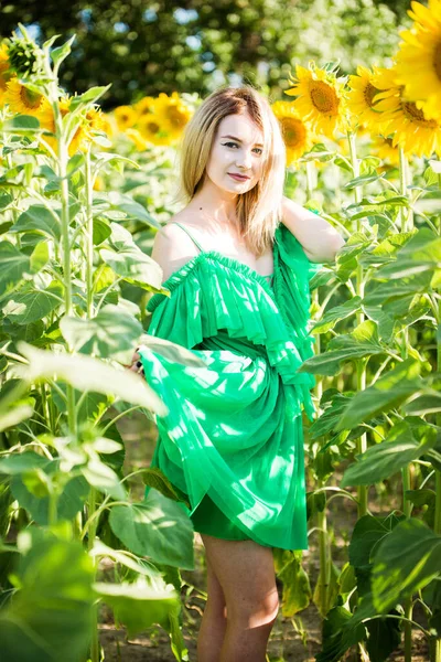 Красивая Европейская Девушка Зеленом Платье Природе Подсолнухами — стоковое фото