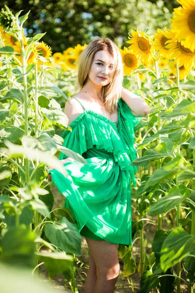 Красивая Европейская Девушка Зеленом Платье Природе Подсолнухами — стоковое фото