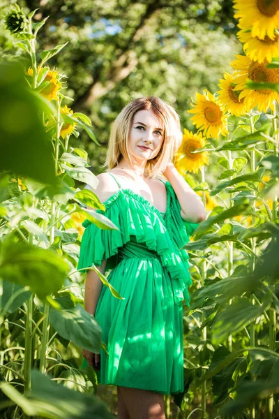 Blondynka Europejczyk Dziewczyna Zielony Sukienka Natura Słoneczniki — Zdjęcie stockowe