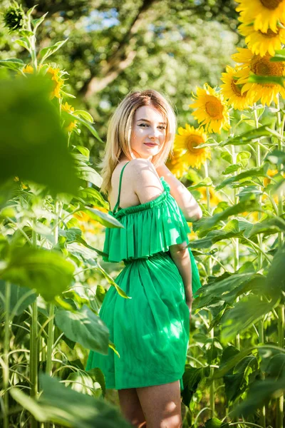 Блондинка Європейська Дівчина Зеленій Сукні Природі Соняшниками — стокове фото