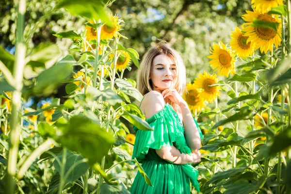 Blond Evropské Dívky Zelených Šatech Přírodě Slunečnicemi — Stock fotografie