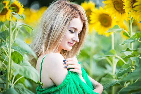 Bionda Ragazza Europea Abito Verde Sulla Natura Con Girasoli — Foto Stock