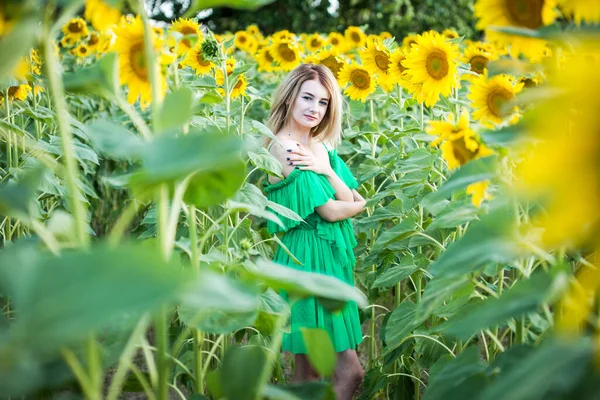 Menina Europeia Loira Vestido Verde Natureza Com Girassóis — Fotografia de Stock